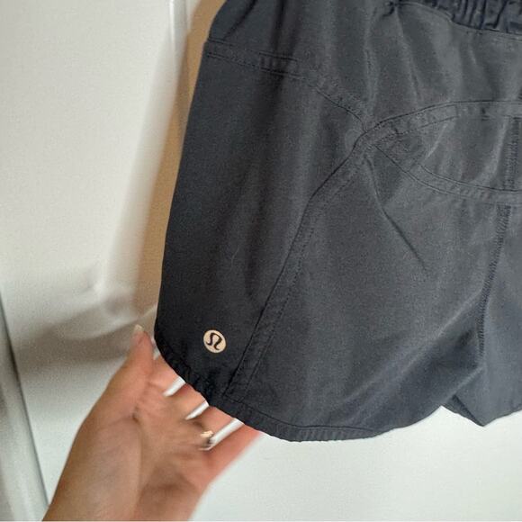 Lululemon Tracker Mid Rise Black Running Shorts Size 6 - Picture 5 of 5